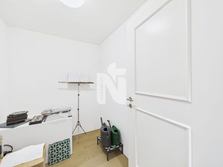 Lichtdurchflutete, möblierte 3.5-Zimmer-Wohnung mit grossem Balkon in zentraler Lage beim Spalentor - Photo 2