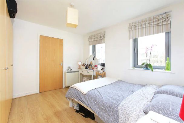 2 bedroom flat in Balham High Road - Photo 1