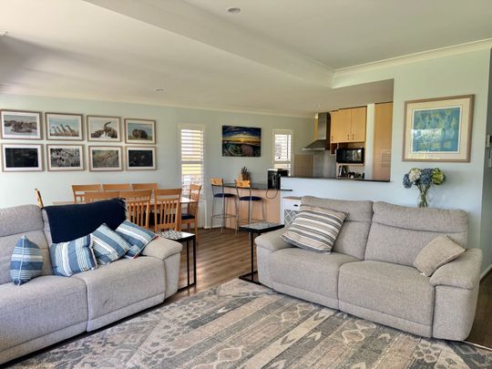 SPACIOUS BEACHSIDE APARTMENT - Photo 1