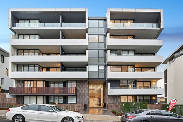Designer 2 Bedroom Garden Apartment! - Photo 1