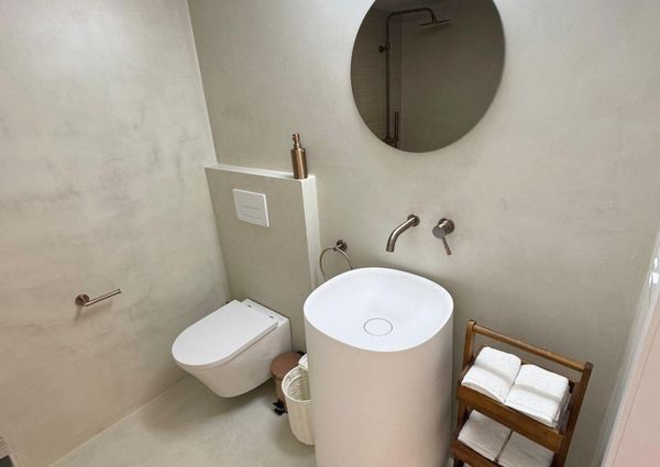 LARGE DETACHED VILLA WITH PRIVATE POOL AND GARDEN