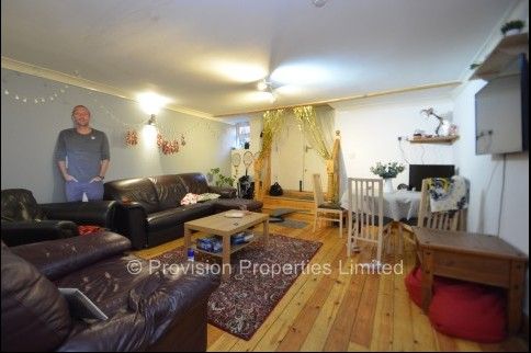 4 Bedroom Student Flats & Houses - Photo 1