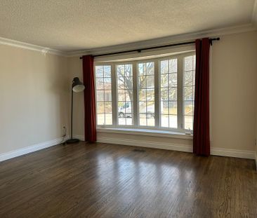 For Lease - 28 Collins Crescent, Aurora, Ontario - Photo 2