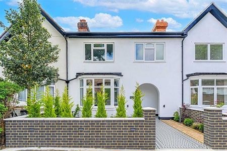4 bedroom semi-detached house to rent - Photo 2