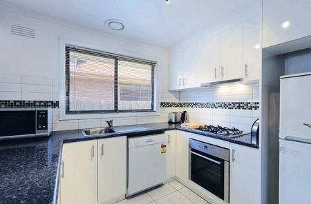 SPACIOUS FAMILY HOME - Photo 5