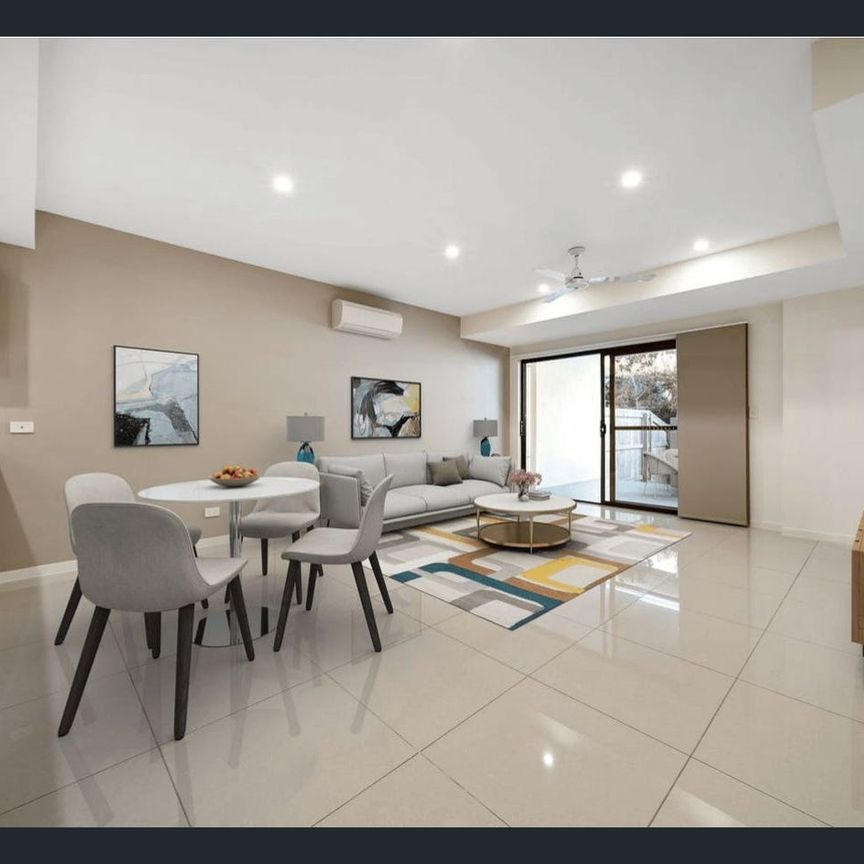 Modern Ground Floor Unit in Prime Location - Photo 1