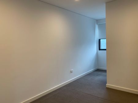 2 Bedrooms 2 Bathrooms With A Study Nook nearly NEW Apartment *The entrance is on Chelmsford Ave* - Photo 4