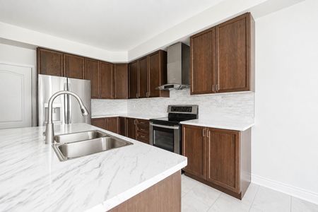 For Lease - 2544 Bandsman Crescent, Oshawa, Ontario - Photo 2