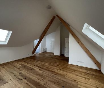 Außergewöhnliche Wohnung im Denkmalschutz mit Parkettboden - Photo 6