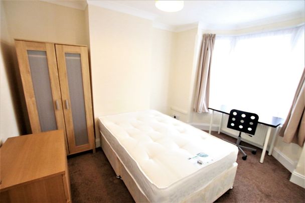 3 Bed Terraced House, St. Edwards Road, RG6 - Photo 1