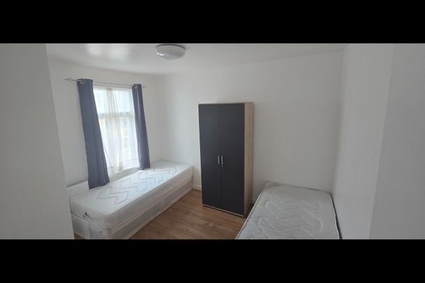 Room in a Shared House, Leyton, E10 - Photo 1