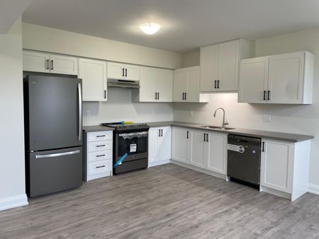 For Lease - 184 Sanderling Crescent Unit# B, Kawartha Lakes, Ontario - Photo 4