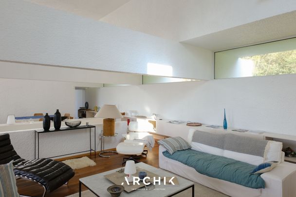 Architecture contemporaine et emblématique de la fin des années 60, cette maison de 200 m2 en position dominante, sur un terrain de 1 710 m2 offre de très belles vues sur le Bassin. - Photo 1