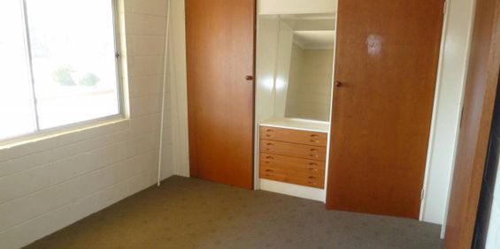 Low-Maintenance 2 Bedroom Unit - Photo 3