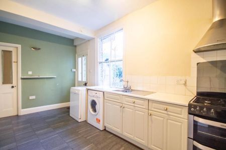 4 bedroom end of terrace house to rent - Photo 5