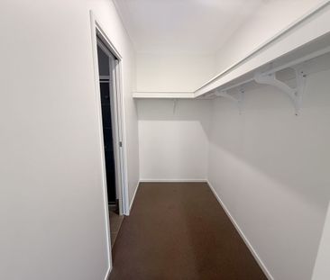 Spacious 4 Bedroom, 2 Bathroom Family Home - Photo 6