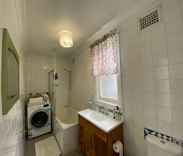 2 Bedroom With Backyard - Enter Via Flora Street - Photo 4