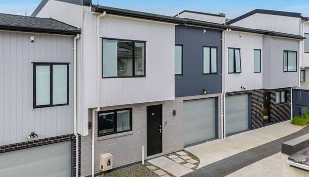 199D Whitney St - Near New- 3 Bedroom Townhouses - Photo 1