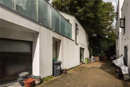 A two double bedroom modern house set within a private gated mews development just moments from Newington Green. - Photo 2