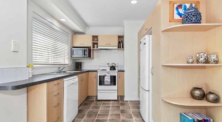 Neat as a pin... - Photo 3