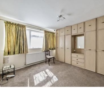 1 bedroom in a flat share to rent - Photo 2