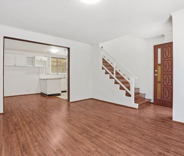 Air-Conditioned Three Bedroom Townhouse with Large Easy-Care Courty... - Photo 1