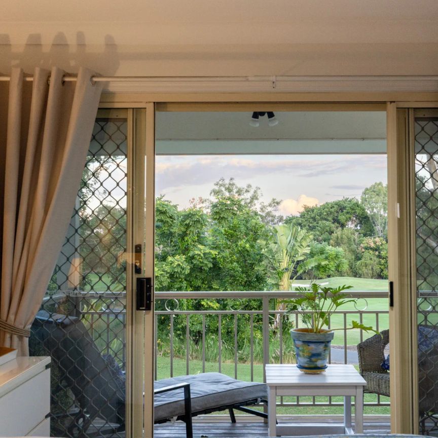 Elegant 3-Bedroom Townhouse Overlooking the Golf Course !! - Photo 1