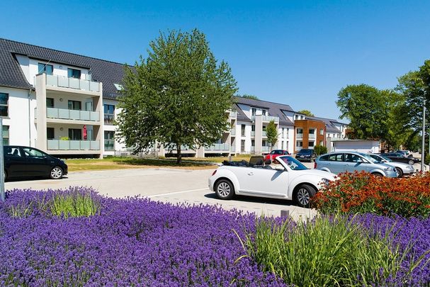 Exklusive Wohnung mit Einbauküche, Design-Bodenbelag und Stellplatz - Photo 1