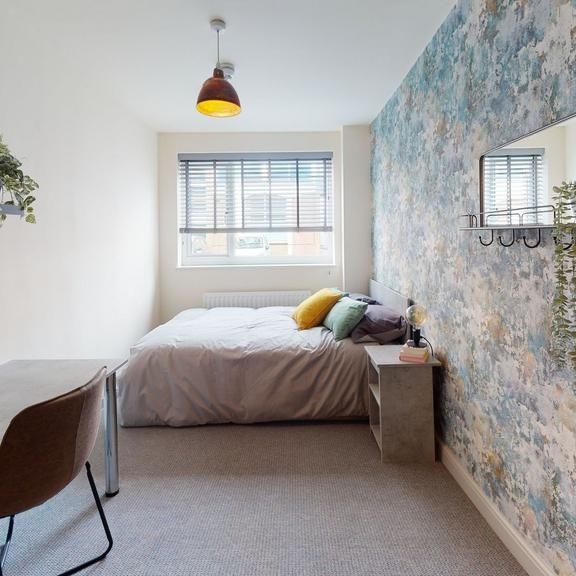 4 bedroom flat to rent - Photo 1