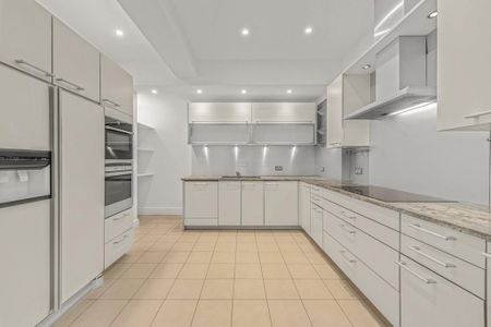 4 bedroom flat to rent - Photo 2