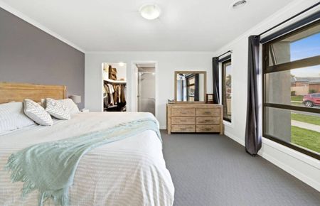 Beautifully Presented Family Home - Photo 5