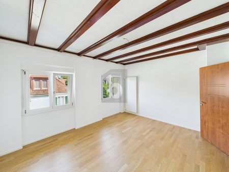 BRIGHT AND SPACIOUS WITH LOTS OF ROOM TO LIVE - Photo 2