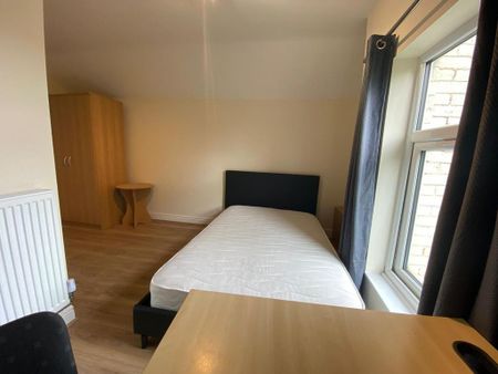 6 bedroom semi-detached house to rent - Photo 3