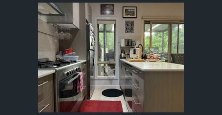 One bedroom boarding room with shared facilities in prime location! - Photo 4