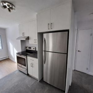 BEAU GRAND 4 ½ EN COIN , ENTIÈREMENT RÉNOVÉ - 1 485$ TOUT INCLUS ! DISPONIBLE À PARTIR DE JUIN OU JUILLET - Photo 2
