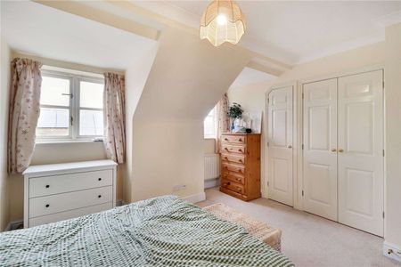 A stylish and modern townhouse in the historic town of Westerham. - Photo 4