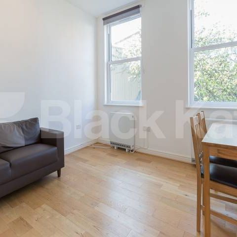 Located in a large detached conversion located minutes from Caledonian station - Photo 1