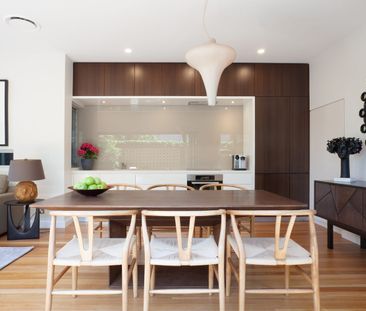 Stylish One-Bedroom Townhouse with Private Garden and Parking in No... - Photo 6