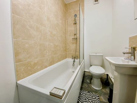 Flat 2 - 4 Bedroom House - Photo 5