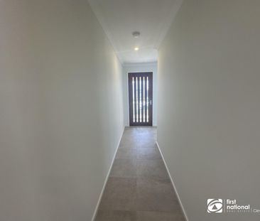 BRAND NEW STUNNING HOME IN THE NEW ESTATE IN YARRABILBA AVAILABLE NOW - Photo 4