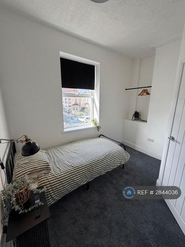 1 bedroom in a house share to rent - Photo 5