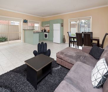 Charming 3-Bedroom Town Cottage – Convenient Location! - Photo 2