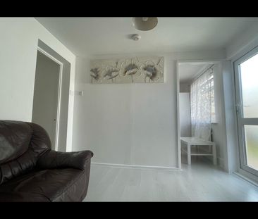 2 Bed Flat, Plaistow, E13 - Photo 2