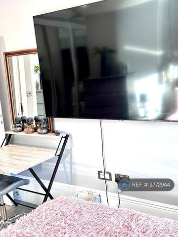 1 bedroom in a flat share to rent - Photo 2