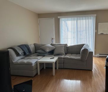 LONGUEUIL, beau 4 1/2 style condo a louer près tous les services - Photo 1