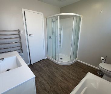 Spacious and sunny 2 bdrm plus large office - Photo 3