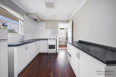 Exciting Renovation Opportunity at 24 Longhurst Way, Queens Park - Photo 3