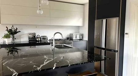 Classic Four Bedroom Villa Recently Renovated - Photo 3