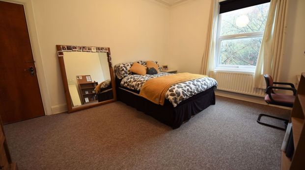 6 bedroom House in Hyde Park Terrace, Leeds - Photo 1