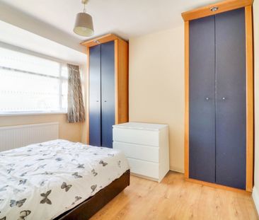 Reynolds Drive, Edgware, HA8 - Photo 2